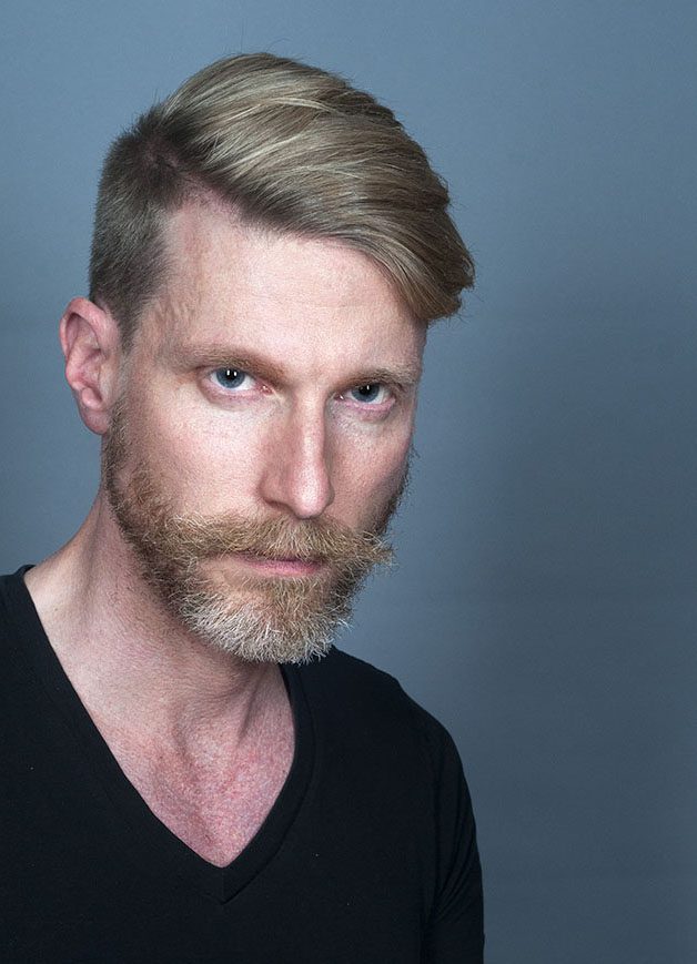 Photographing men. ©Alina Oswald. All Rights Reserved.