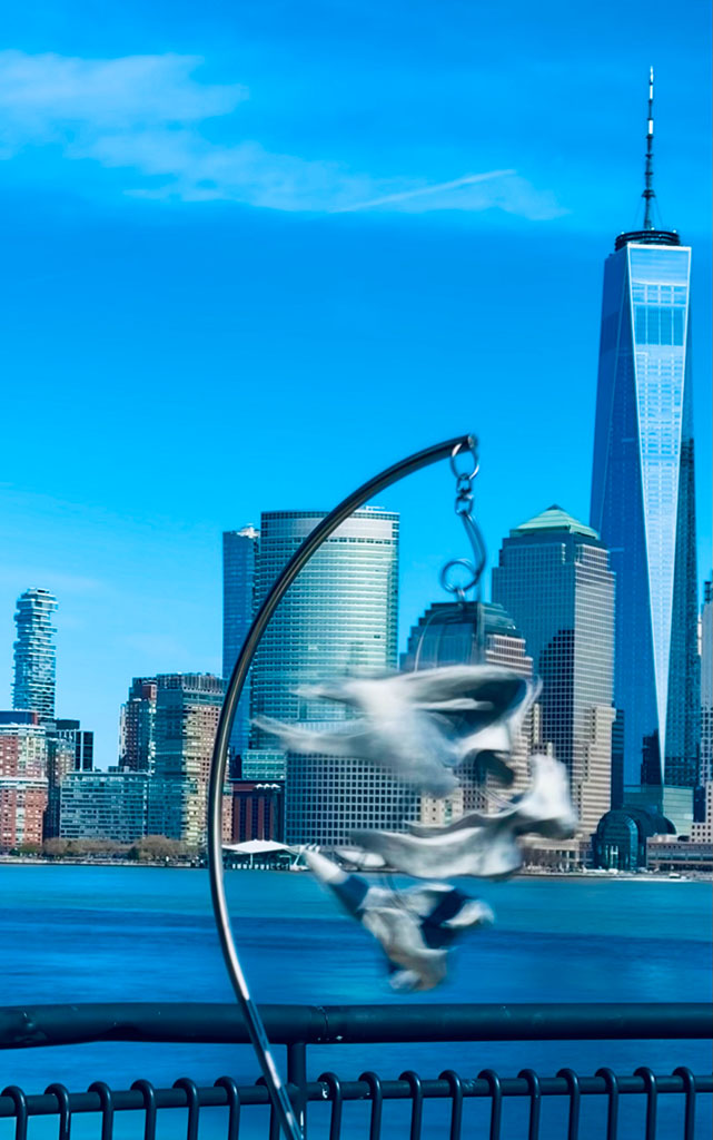 Of Many Minds. Sculpture by Michael Alfano. Public art installation on the Jersey City waterfront photographed by Alina Oswald.