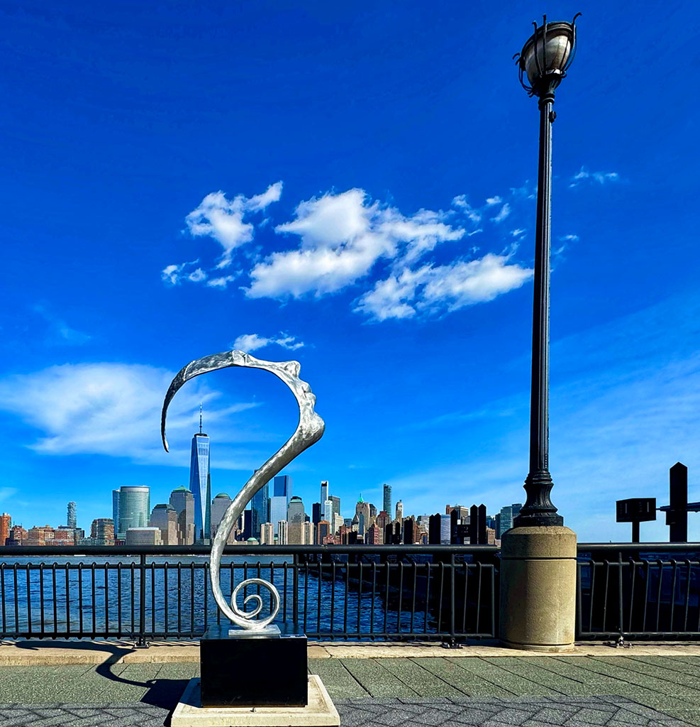 Of Many Minds. Sculpture by Michael Alfano. Public art installation on the Jersey City waterfront photographed by Alina Oswald.