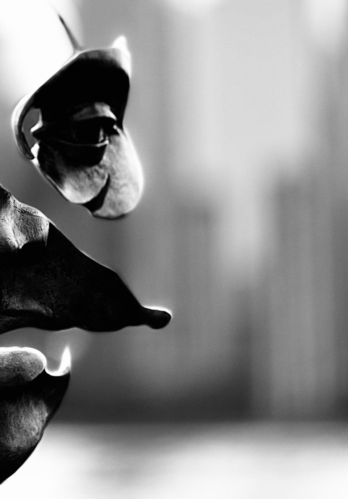 Of Many Minds. Sculpture by Michael Alfano. Public art installation on the Jersey City waterfront photographed by Alina Oswald.