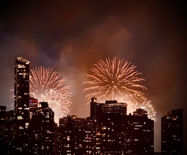 NYC July 4th 2025 Fireworks. #shotoniphone ©Alina Oswald.