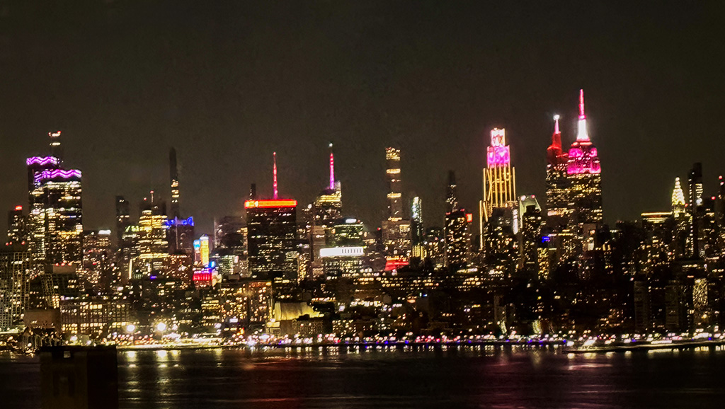 Valentine's Day in NYC. #shotoniphone ©Alina Oswald.